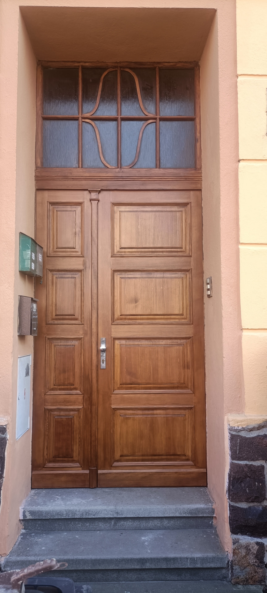 Dvoukřídlé vchodové dveře s nadsvětlíkem