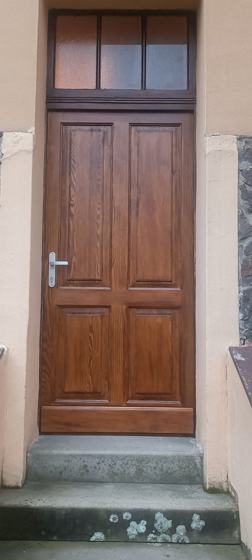 Vchodové dveře – detail kazet a lazury